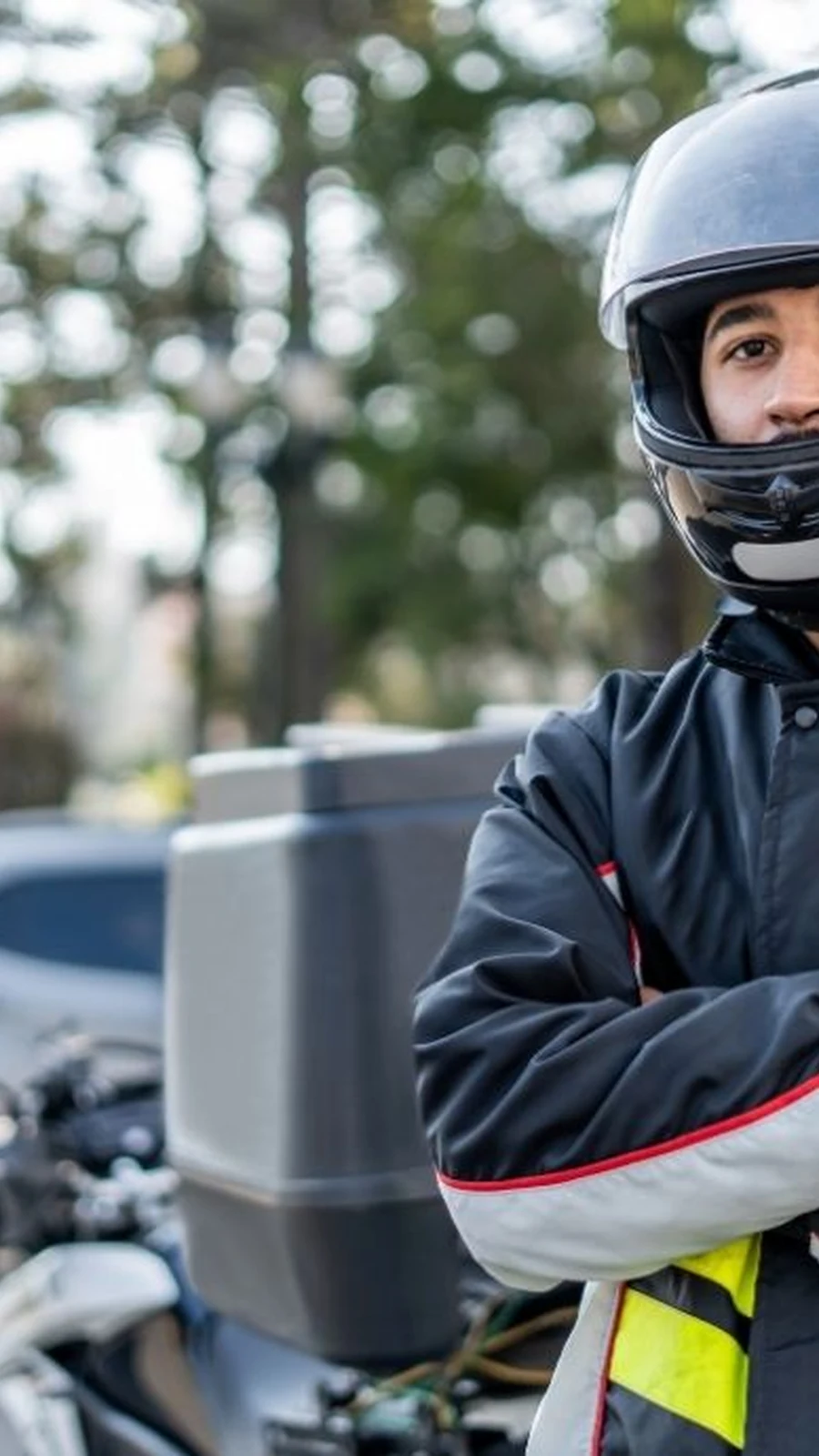 Pessoa recebendo chave da moto