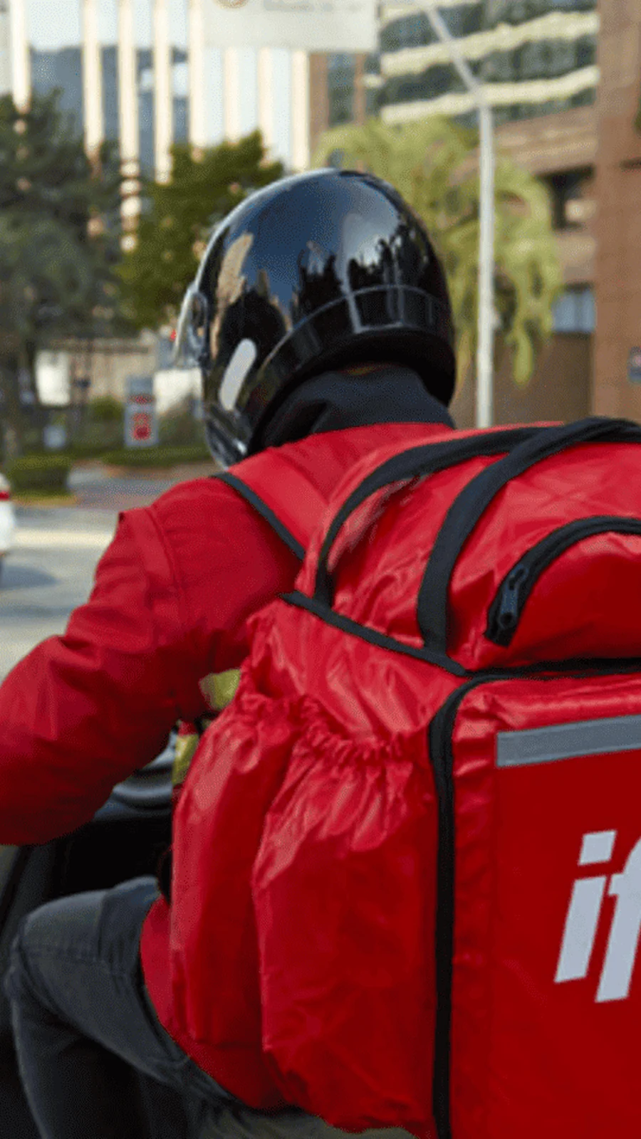 Moto em movimento na cidade